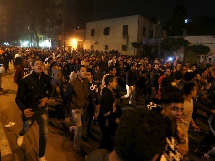 Protesters gather in front of the Cairo security directorate in Cairo, Egypt, February 18, 2016. Hundreds of protesters gathered in front of the Cairo security directorate on Thursday night after a policeman shot dead a man in the street, in the latest outburst of anger over alleged police brutality in Egypt. REUTERS/Mohamed Abd El Ghany