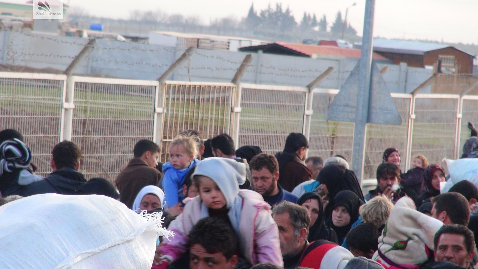 آلاف العائلات النازحة من ريف ‫حلب الشمالي عند معبر باب السلامة الحدودي (ناشطون)