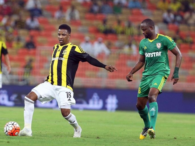 Al-Ittihad's Mohammed Noor (L) in action against Najran's David Simbo (R) during the Saudi Crown Prince Cup round of 16 soccer match between Al-Ittihad FC and Najran SC at King Abdullah Sports City in Jeddah, Saudi Arabia, 12 September 2015.