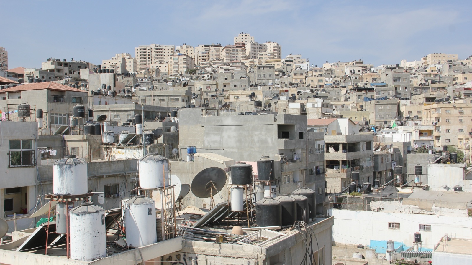حي راس خميس يتداخل مع مخيم شعفاط شمال شرق القدس (الجزيرة)