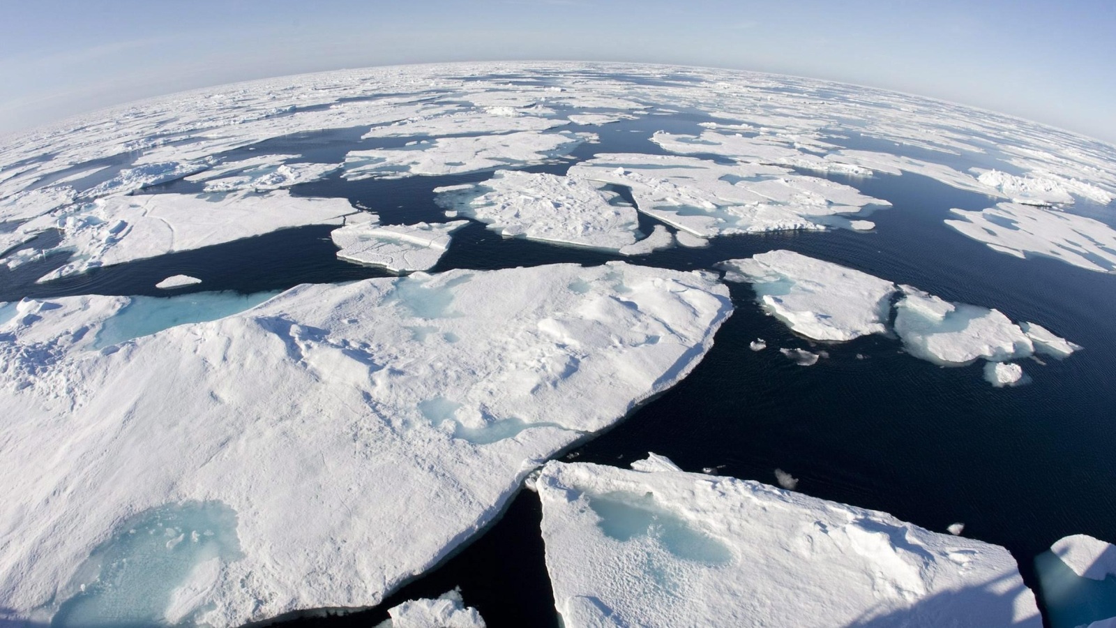 ‪الاحتباس الحراري الناتج عن استخدام الوقود الأحفوري يزيد ذوبان جليد القطبين الشمالي والجنوبي‬ (أسوشيتد برس)