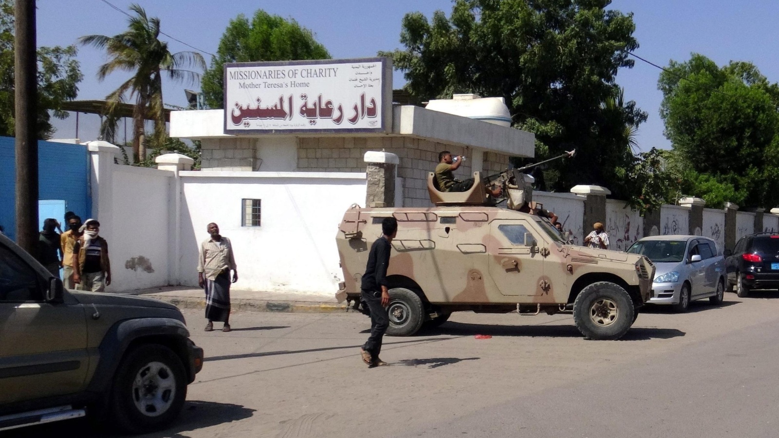 ‪قوات يمنية موالية للشرعية بعدن تحرس دار العجزة التي تعرضت لهجوم مسلح‬ (الأوروبية)