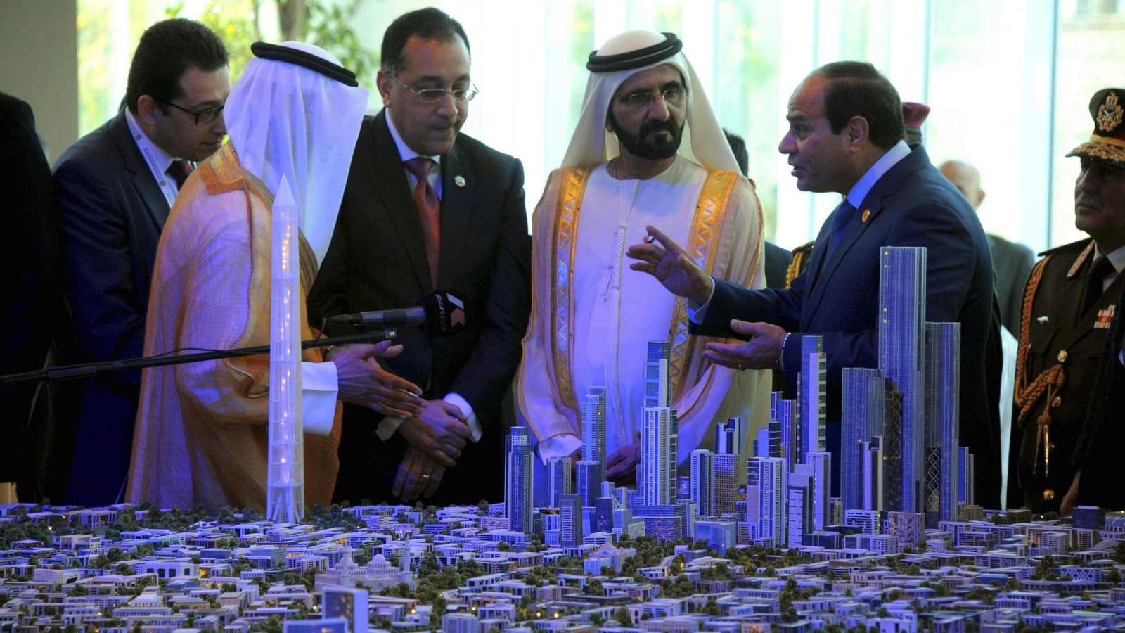 السيسي  يناقش مشروع العاصمة الجديدة الذي انسحب الإماراتيون منه في ما بعد (رويترز)