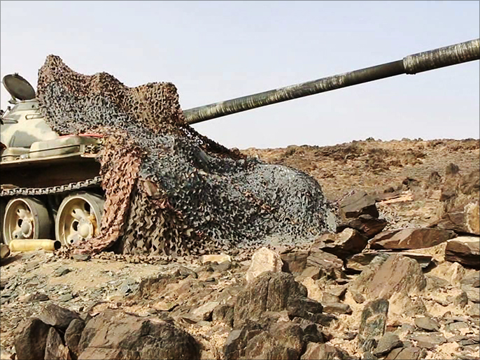 ‪‬ دبابة استعادها الجيش الوطني والمقاومة من الحوثيين بمديرية خب والشعف(الجزيرة)