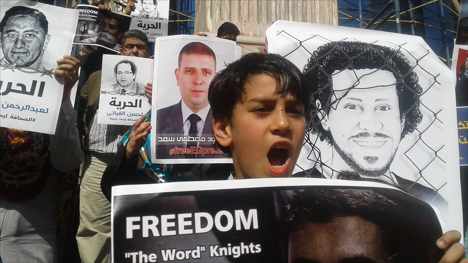 أبناء الصحفيين السجناء خطفوا الأنظار بهتافاتهم (الجزيرة)