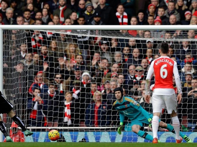 Leicester City's James Vardy, left, shoots to score the opening goal from the penalty spot past Arsenal's goalkeeper Petr Cech during the English Premier League soccer match between Arsenal and Leicester City at the Emirates Stadium in London, Sunday, Feb. 14, 2016. (AP Photo/Matt Dunham)