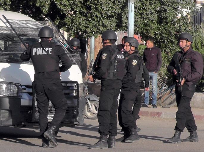 Tunisian police officers take positions during fightings with Islamic State group militants in Ben Guerdane, 650 km away from Tunis, Monday, March 7, 2016. Tunisia's prime minister says an attack by extremist gunmen on a Tunisian town near the Libyan border was an effort by the Islamic State group to establish a stronghold in the region. (AP Photo)