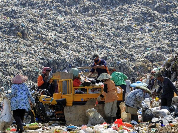 Indonesian workers collecting plastic on the garbage dump at Pasir Putih landfill in Citayam, West Java, Indonesia, 04 August 2015. Indonesia's economy grew at the slowest pace in five years during the first quarter of 2015, the Central Bureau of Statistics said.