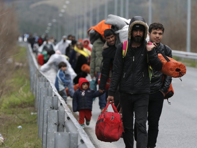 ‪لاجئون على الحدود اليونانية المقدونية قبل أيام‬ لاجئون على الحدود اليونانية المقدونية قبل أيام (رويترز)