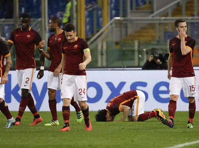 Roma's Mohamed Salah, second from right, celebrates after scoring during the Serie A soccer match between Roma and Fiorentina at Rome's Olympic stadium, Friday, March 4, 2016. (AP Photo/Gregorio Borgia)