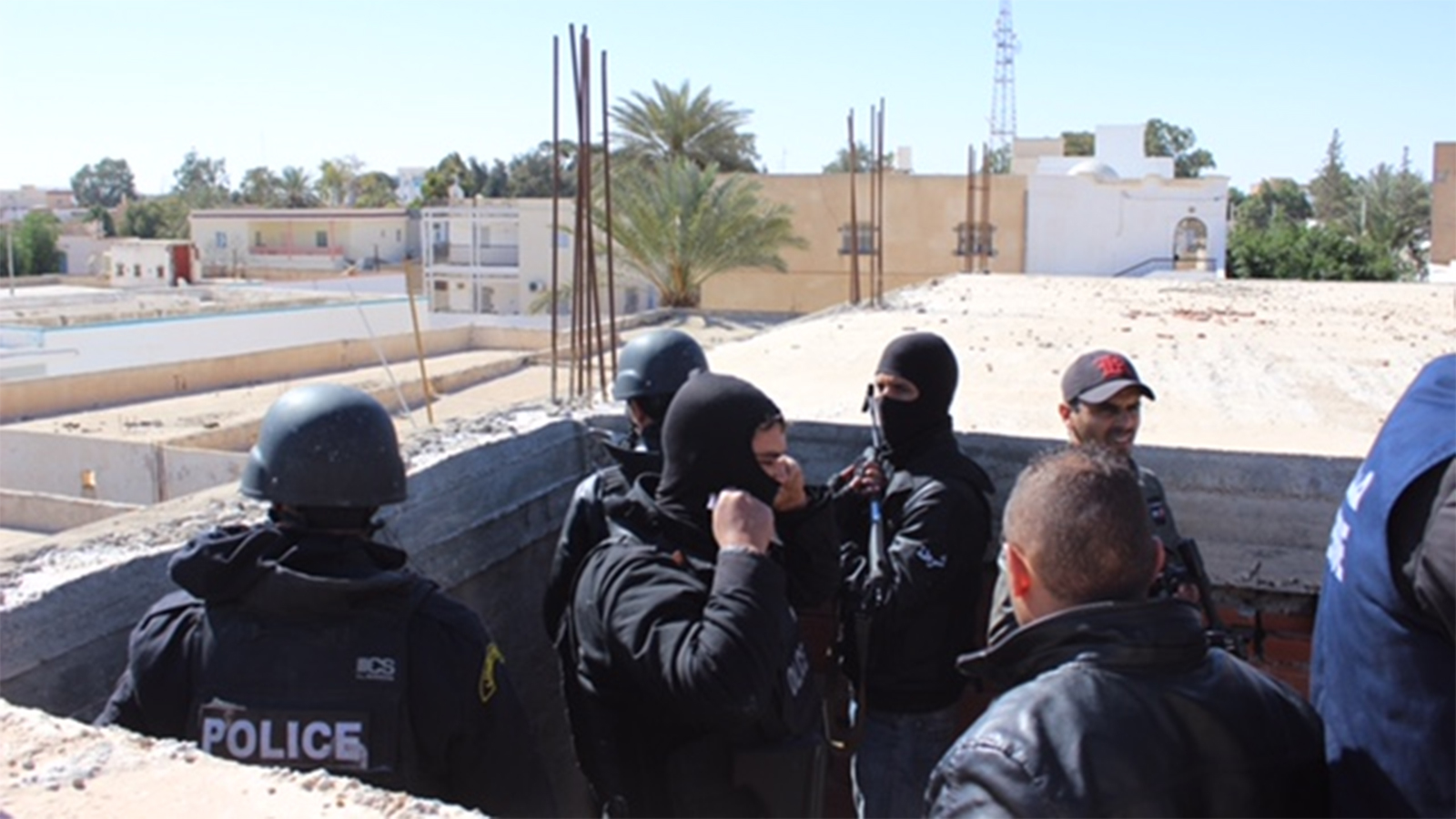 ‪عناصر الأمن أثناء عمليات تعقب مسلحين في بنقردان‬ (الجزيرة)