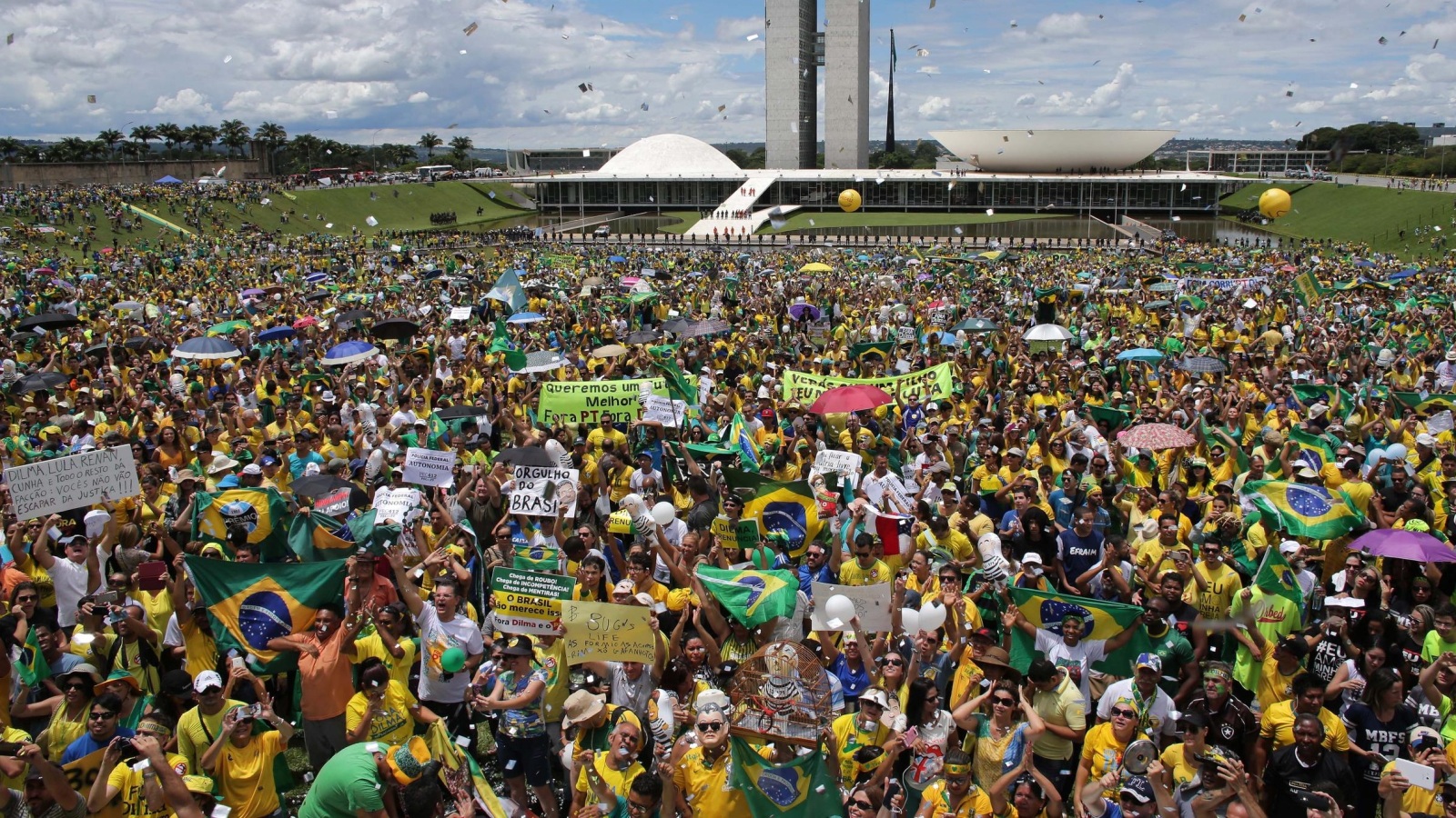 جانب من مظاهرة حاشدة خرجت في مارس/آذار الماضي تطالب بإقالة الرئيسة البرازيلية (أسوشيتد برس)