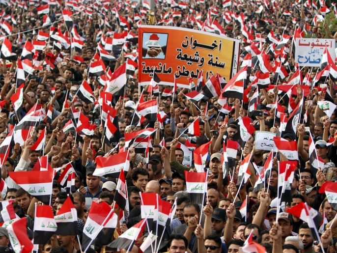 أتباع مقتدى الصدر في إحدى مظاهراتهم المنددة بفساد الحكومة في بغداد(رويترز)