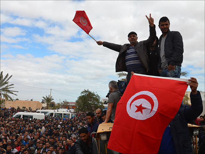 ‪تونسيون يشيعون جثامين الضحايا الذين سقطوا خلال أحداث بنقردان‬  