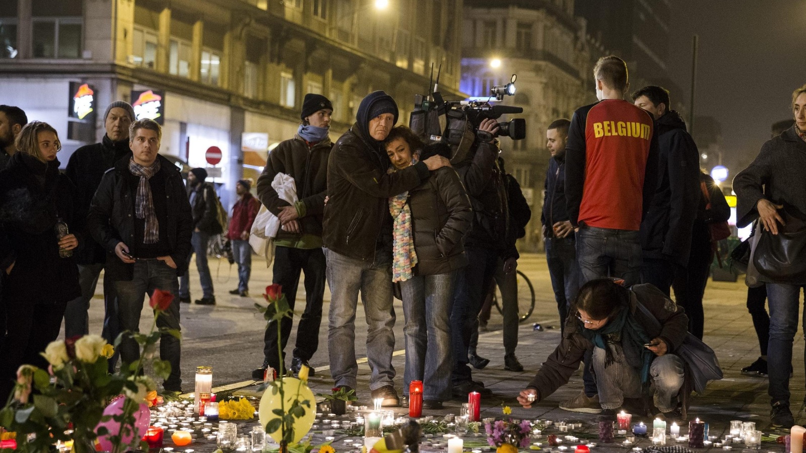 ‪بلجيكيون يوقدون الشموع في إحدى ساحات بروكسل تكريما لضحايا التفجيرات‬  بلجيكيون يوقدون الشموع في إحدى ساحات بروكسل تكريما لضحايا التفجيرات (الأوروبية)