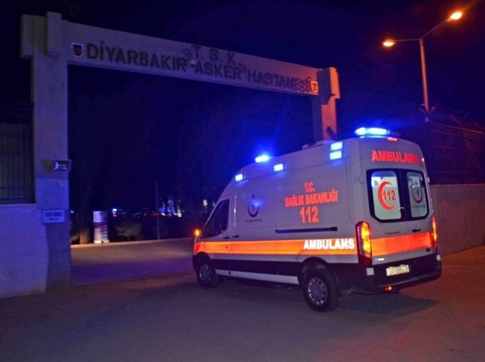 استشهد 3 جنود، وأصيب 22 آخرون بجروح، جراء هجوم إرهابي، نفّذه مسلحون من منظمة "بي كا كا" الإرهابية بسيارة مفخخة، على مخفر لقوات الدرك في منطقة "سور"، بمدينة ديار بكر، جنوب شرقي تركيا.