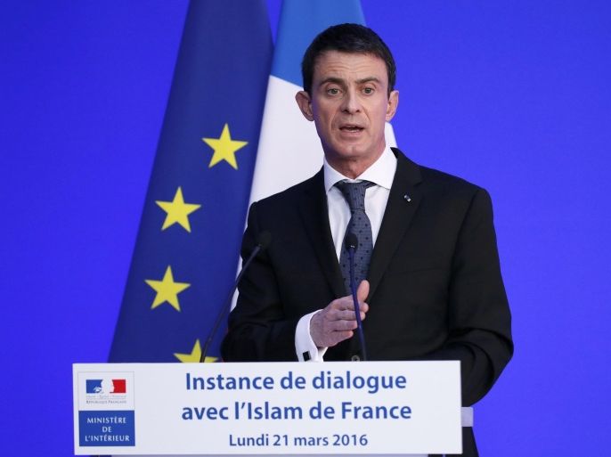 French Prime Minister Manuel Valls delivers a speech during a meeting on "deradicalisation" with French Muslim community representatives in Paris, France, March 21, 2016. REUTERS/Gonzalo Fuentes
