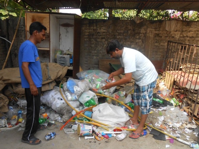‪‬ جمع القمامة وفرزها أهم مهن المسيحيين في المدن الكبرى(الجزيرة)