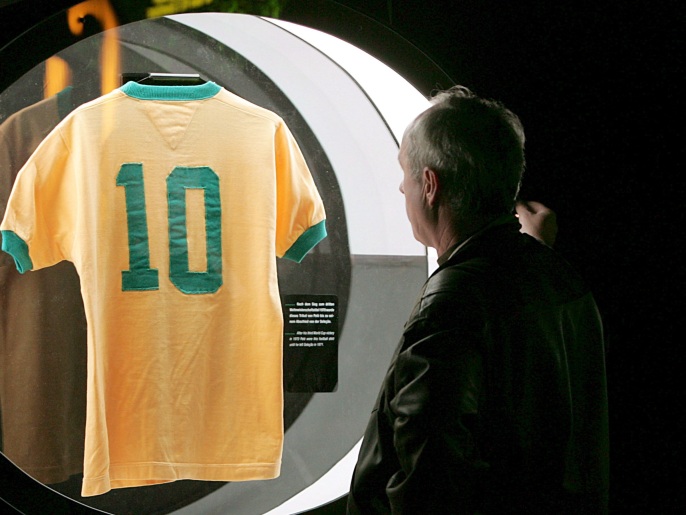 أحد قمصان بيليه التي ارتداها خلال مشاركته مع منتخب البرازيل (الأوروبية)
