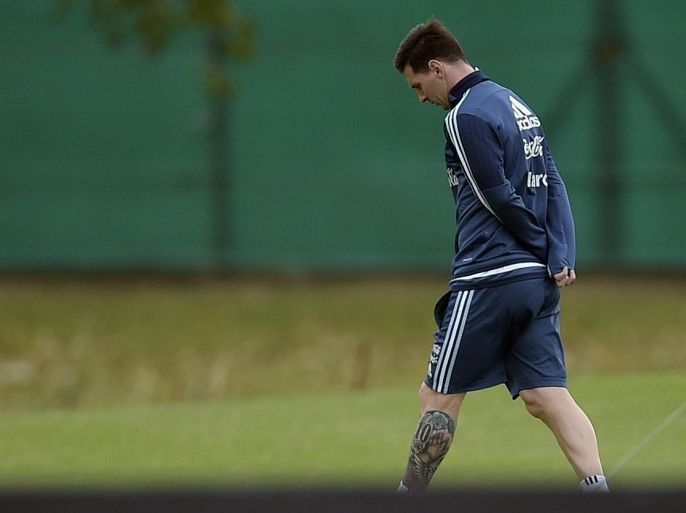 EAS929 - Buenos Aires, -, ARGENTINA : Argentina's footballer Lionel Messi leaves the training session in Ezeiza, Buenos Aires, on March 25, 2016 ahead of their March 29 Russia 2018 FIFA World Cup South American qualifier football match against Bolivia. AFP PHOTO / EITAN ABRAMOVICH