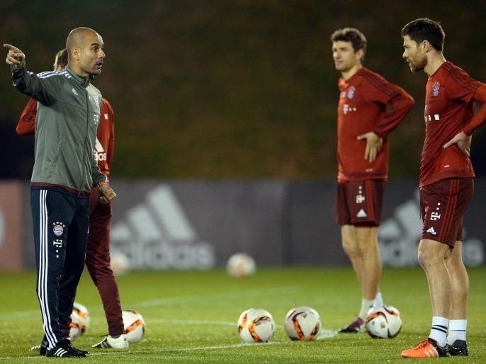 Munich's head coach Pep Guardiola (L) talks to Thomas Mueller (C) and Xabi Alonso during their first training session in Doha, Qatar, 06 January 2016. Bayern Munich stays in Qatar until 12 January 2016 to prepare for the second half of the German Bundesliga season.