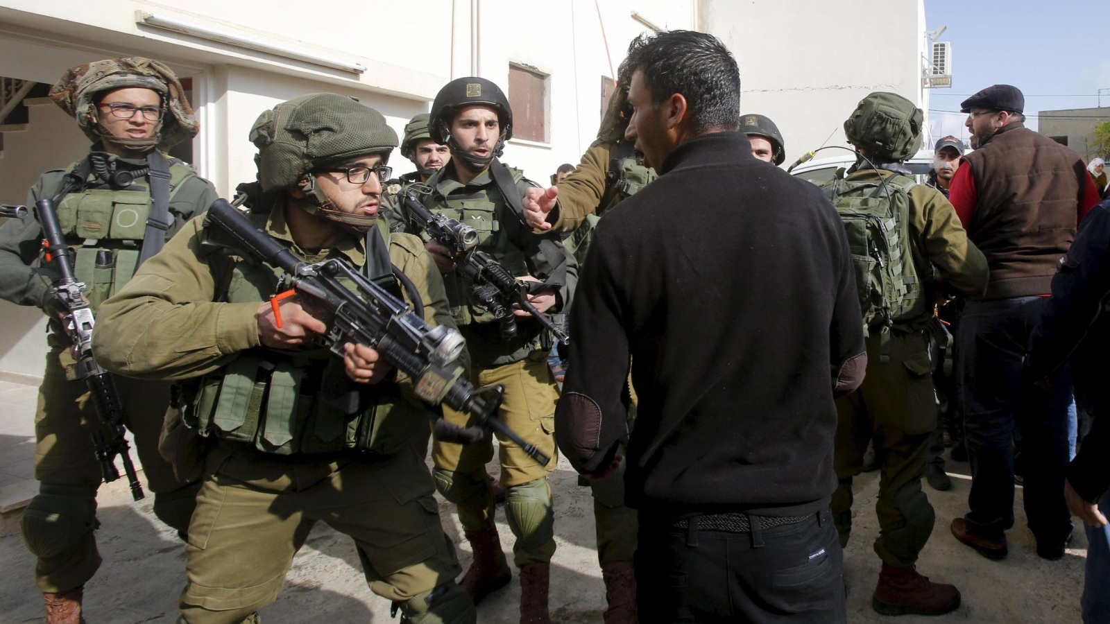جنود إسرائيليون أثناء انتشارهم في بلدة دوما بنابلس شمال الضفة الغربية (رويترز)