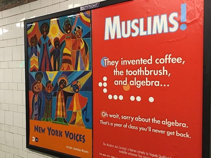 فنانون أميركيون مسلمون علقوا ملصقات مناهضة لظاهرة الإسلاموفوبيا في محطات مترو الأنفاق بمدينة نيويورك (الأناضول)