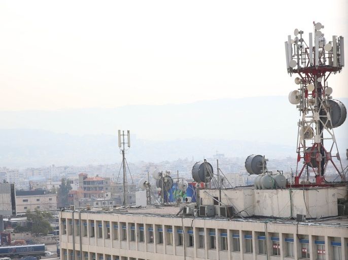 محطة إرسال تابعة لهيئة اوجيرو للاتصالات التي تحتكر تزويد السوق اللبناني بخدمات الانترنت (الجزيرة نت)