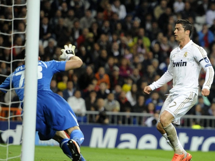 رونالدو يسجل أحد أهداف فريقه الخمسة في مباراة الإياب أمام أبويل القبرصي (رويترز-أرشيف)