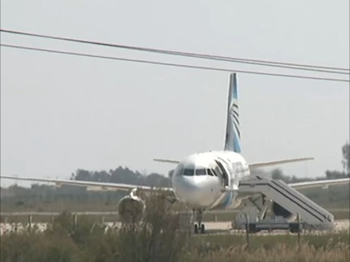 أكدت وزارة الطيران المدني المصرية اختطاف طائرة تابعة لشركة مصر للطيران أثناء قيامها برحلة من الإسكندرية إلى القاهرة وإجبارها على التوجه إلى قبرص والهبوط في مطار لارنكا.
