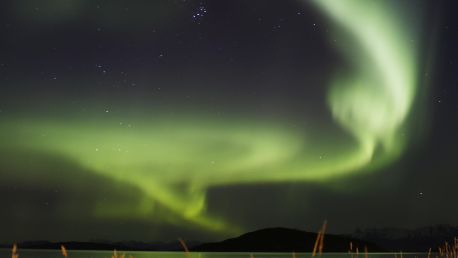 ‪الشفق القطبي كما ظهر فوق بلدة هارستاد النرويجية في أكتوبر/تشرين الأول 2015‬ (أسوشيتد برس)