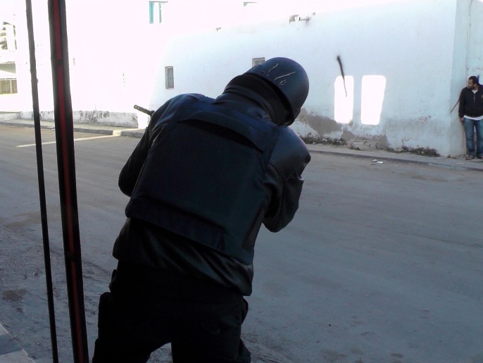 ‪(الأوروبية)‬ شرطي تونسي أثناء مواجهات يوم أمس في بنقردان