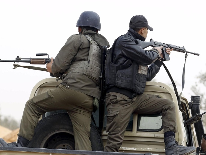 ‪(رويترز)‬ خلال عملية ملاحقة مسلحين في بنقردان على الحدود التونسية الليبية قبل عشرة أيام