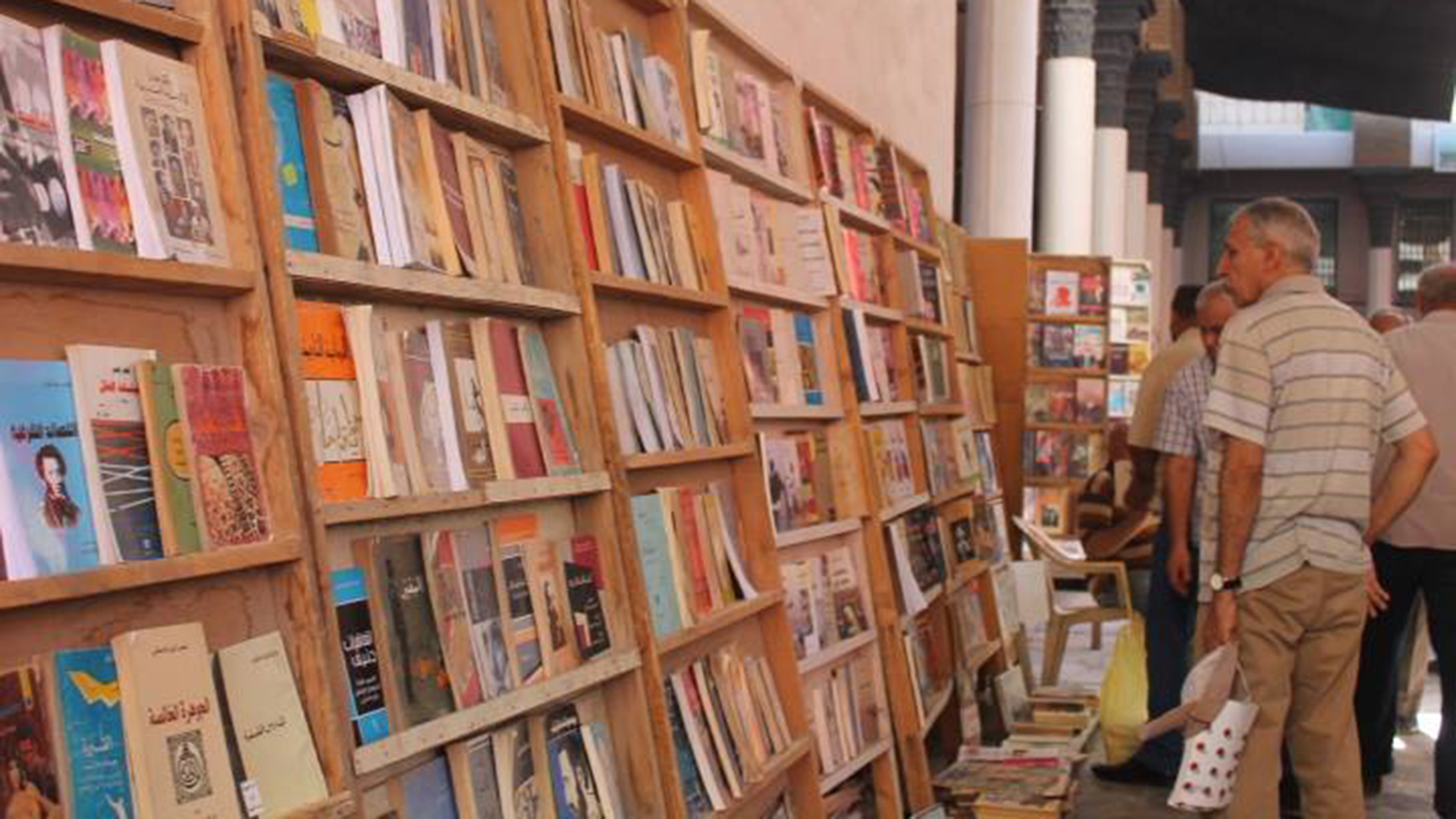 تتصدر الروايات المبيعات في سوق الكتب بالعراق (الجزيرة)