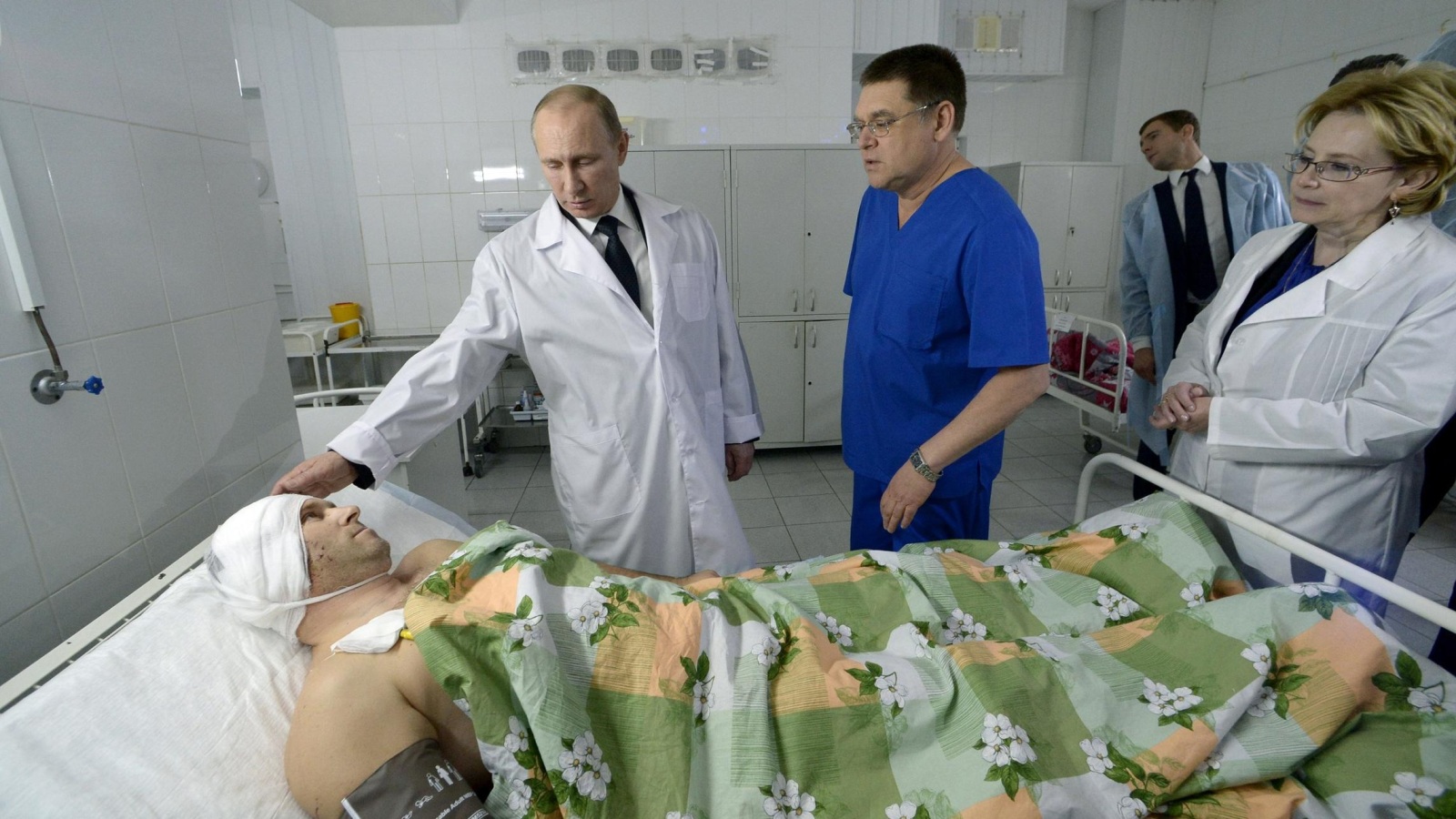 الرئيس الروسي فلاديمير بوتين في زيارة لمستشفى بفولغوغراد (أسوشيتد برس)