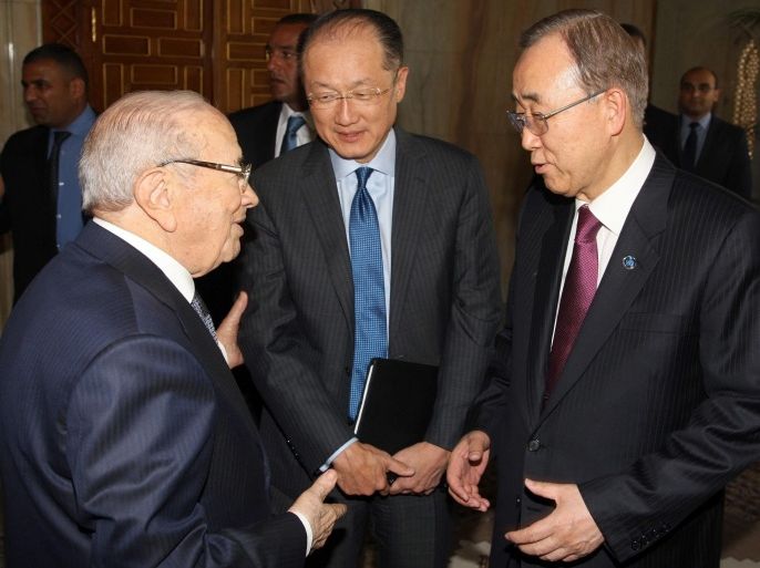 Tunisian President Beji Caid Essebsi, left, greets UN chief Ban Ki-moon, right, and World Bank President Jim Yong Kim prior to their meeting at the Presidential palace in Carthage near Tunis, Monda, March 28, 2016. (AP Photo/Slim Abid)
