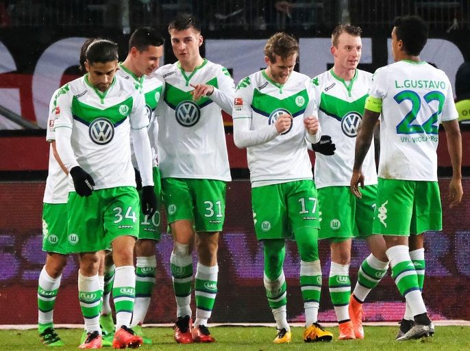 Wolfsburg's Andre Schuerrle (C) celebrates with his teammates after scoring the 1-0 lead during the German Bundesliga soccer match between Hannover 96 and VfL Wolfsburg in Hanover, Germany, 01 March 2016. EPA/PETER STEFFEN (EMBARGO CONDITIONS - ATTENTION: Due to the accreditation guidelines, the DFL only permits the publication and utilisation of up to 15 pictures per match on the internet and in online media during the match.)