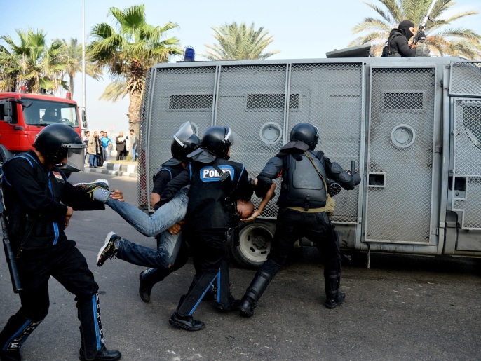 الشرطة المصرية المنخرطة في قمع مناوئي السلطة متهمة كذلك بالتواطؤ في تهريب المهاجرين (أسوشيتد برس)