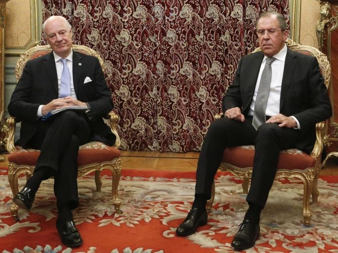 Russian Foreign Minister Sergei Lavrov (R) meets with U.N. Special Envoy Staffan de Mistura, the mediator of Syrian peace talks, in Moscow, Russia, April 5, 2016. REUTERS/Sergei Karpukhin