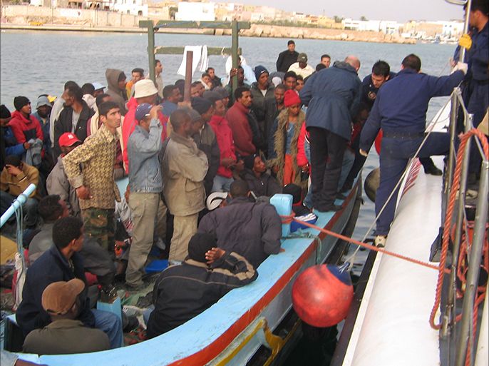قارب يحمل مئات اللاجئين الارتريين والصوماليين لدي وصوله جزيرة لامبيدوزا قادما من ليبيا . الجزيرة نت.
