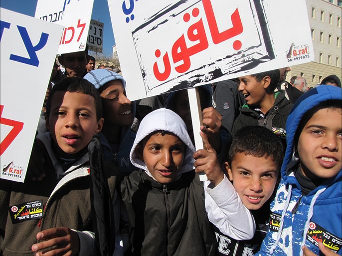 1 صورة توضيحية من الأرشيف: أطفال من النقب يحتجون قبالة وزارة داخلية اسرائيل ضد التمببز العنصري الممارس ضدهم.