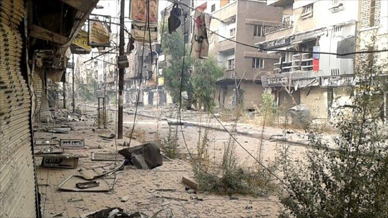 دمار واسع في مخيم اليرموك نتيجة المعارك والقصف المستمر (الجزيرة)