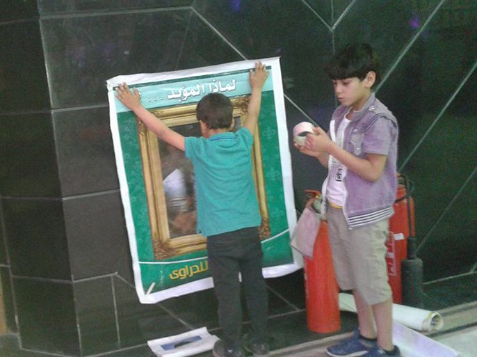 أبناء الصحفيين السجناء يضعون ملصقات بصور آبائهم على جدران النقابة، ليراها المحتفلون باليوبيل الماسي.