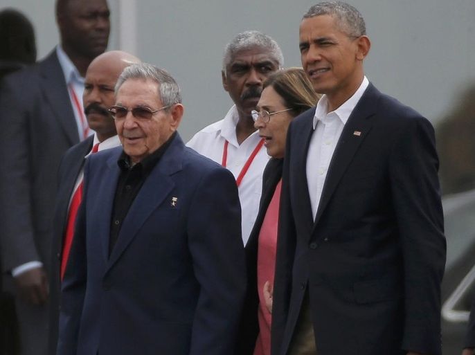 U.S. President Barack Obama is accompanied by Cuba's President Raul Castro as he walks towards Air Force One at the end of his visit to Cuba, at Havana's international airport, March 22, 2016. REUTERS/Carlos Barria