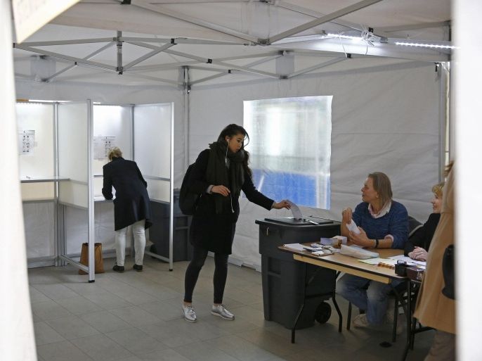 People cast their vote for the consultative referendum on the association between Ukraine and the European Union in a makeshift polling booth at the Central train station in Utrecht, the Netherlands, April 6, 2016. REUTERS/Michael Kooren