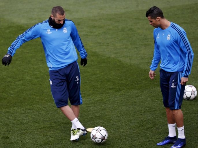 Football Soccer - Real Madrid training - Valdebebas soccer grounds, Madrid, Spain - 11/04/16 Real Madrid's Karim Benzema (L) passes the ball to teammate Cristiano Ronaldo during training on the eve of their UEFA Champions League match against VfL Wolfsburg. REUTERS/Susana Vera
