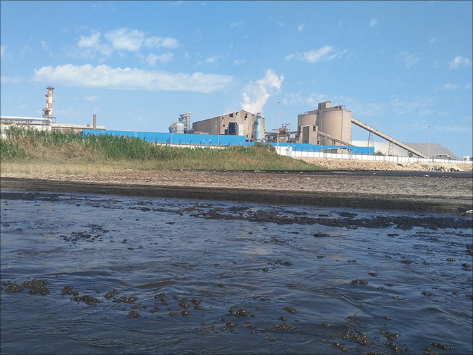 ‪جانب من خليج قابس ومصنع المجمع الكيميائي التونسي خلفه‬  (الجزيرة)