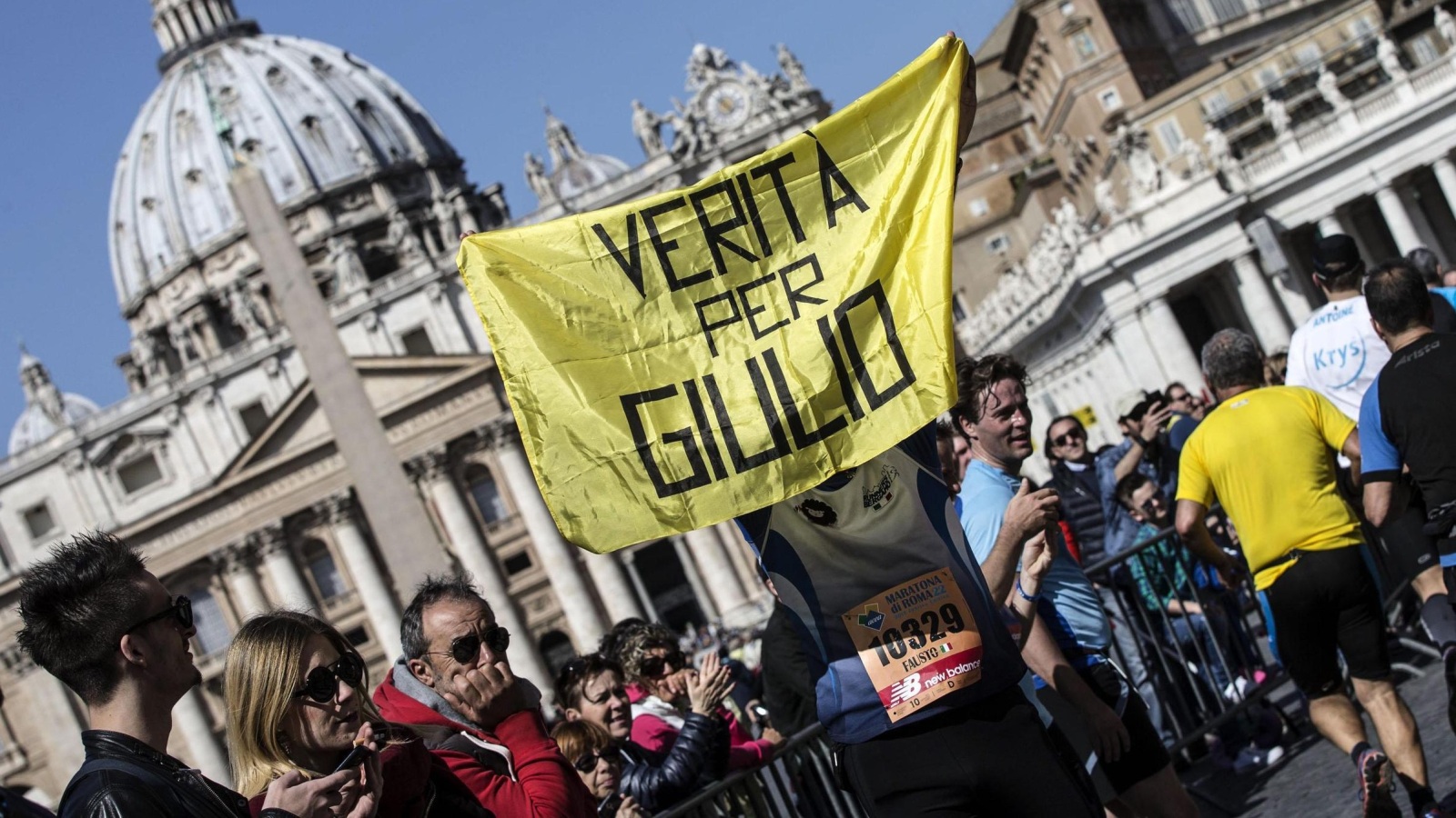 لافتة تطالب بالحقيقة في قضية ريجيني رفعت الأحد خلال ماراثون في العاصمة الإيطالية روما (الأوروبية)