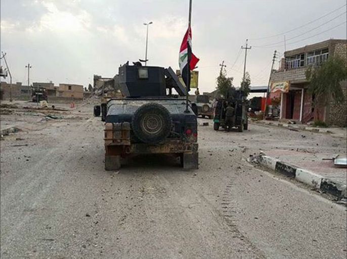 صورة لأحد مدرعات الجيش العراقي في أحد أحياء المدينة