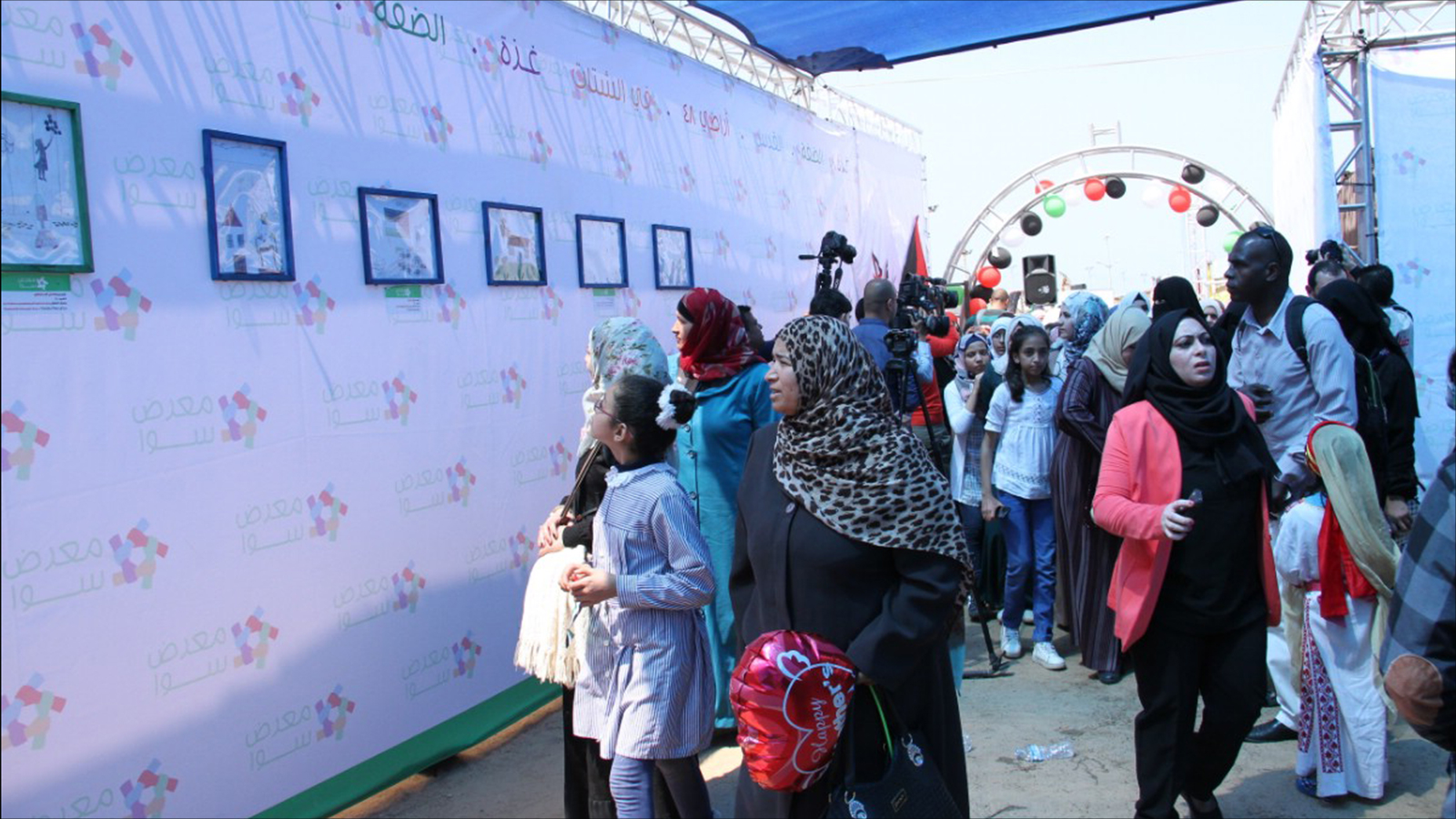 إقبال واسع على رسومات الأطفال الفلسطينيين المعروضة في مدينة غزة(الجزيرة)
